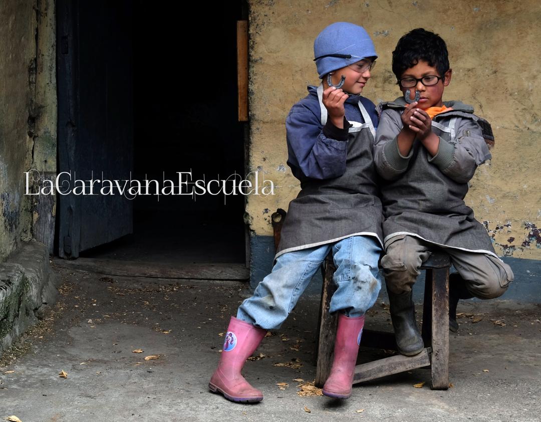 LaCaravanaEscuela (two children holding horseshoes)
